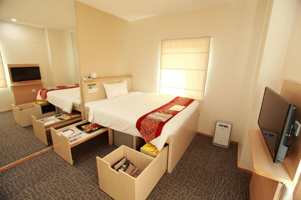 Super Hotel Янгон Екстериор снимка