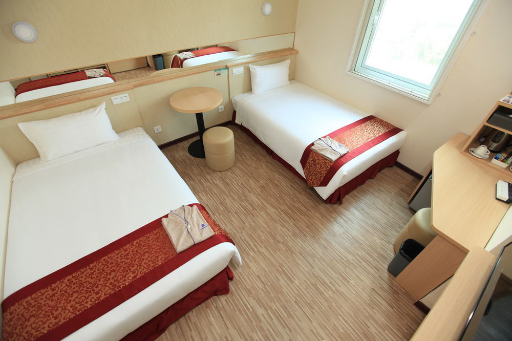 Super Hotel Янгон Екстериор снимка