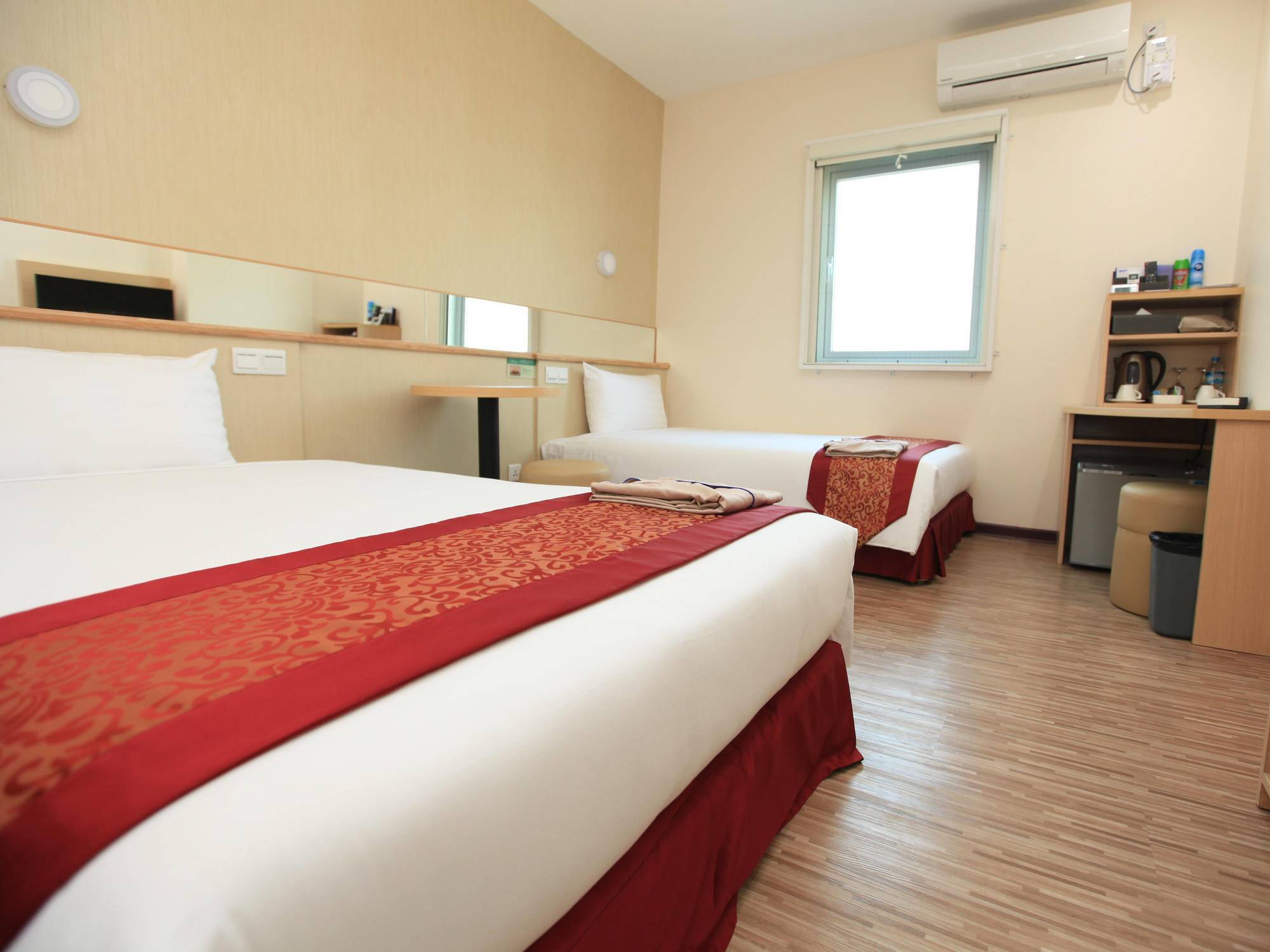 Super Hotel Янгон Екстериор снимка