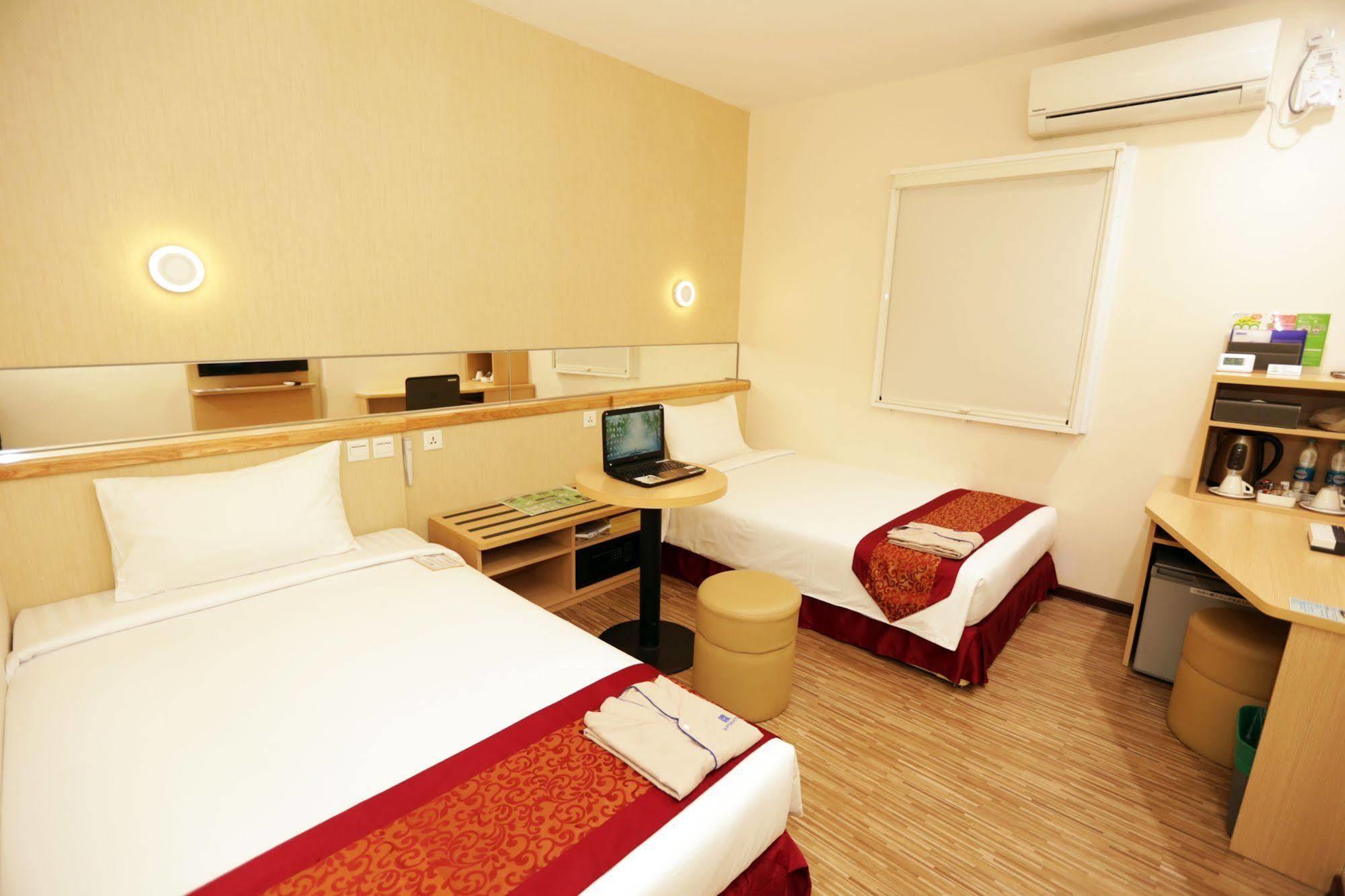 Super Hotel Янгон Екстериор снимка